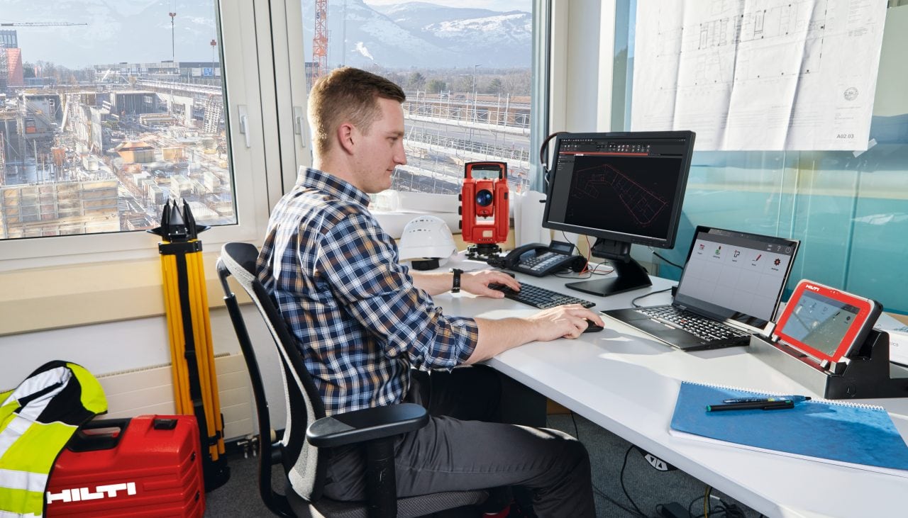 kontorspersonal med PLT utrustning bredvid sig. Dags att dimensionera.