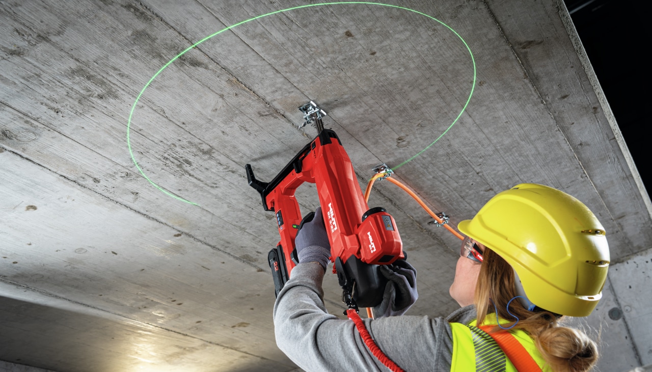elektriker drar kabel längs taket