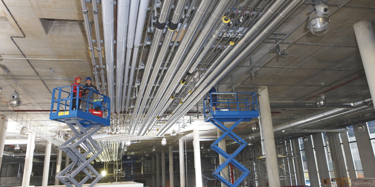 Mechanical, electrical and plumbing systems installed in the same strut trapeze structure, thanks to BIM tech integration in construction