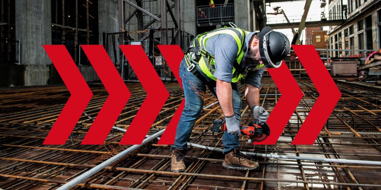 En person kapar stål med Hilti Nuron vinkelslip AG 6D-22