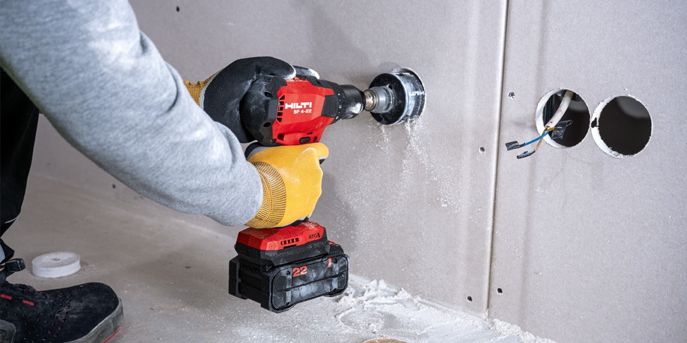 En person använder Hilti Nuron SF 4-22 för borrning