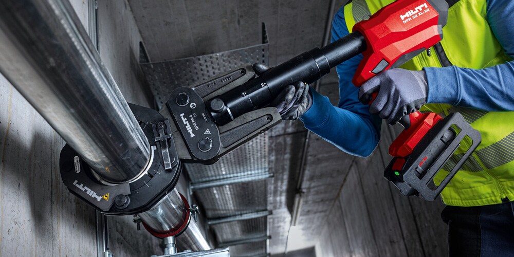 Gezeigt wird die Anwendung der hydraulischen Rohrpresse NPR 32 XL-22 mit dem Hilti Nuron Akku B22-55