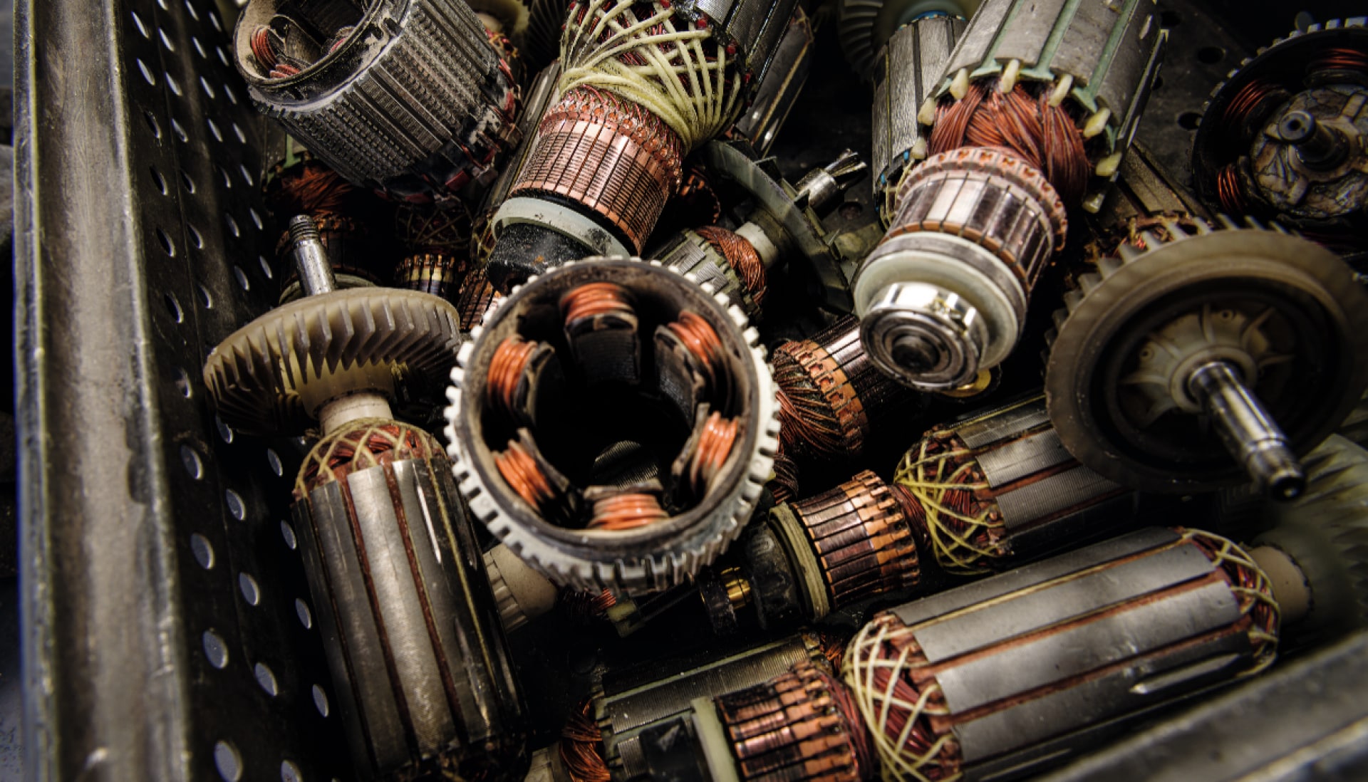 Motorer till gamla borrmaskiner i återvinningskärl