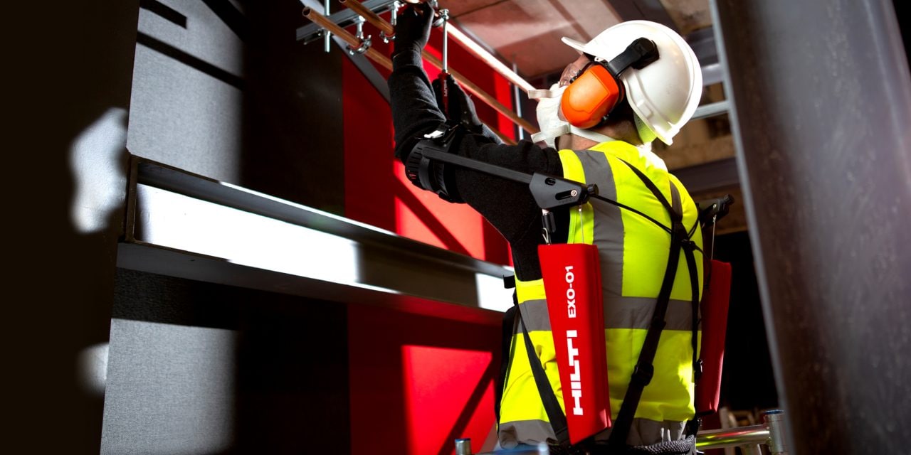 röris med exoskelett som avlastar vid arbete ovanför huvudet