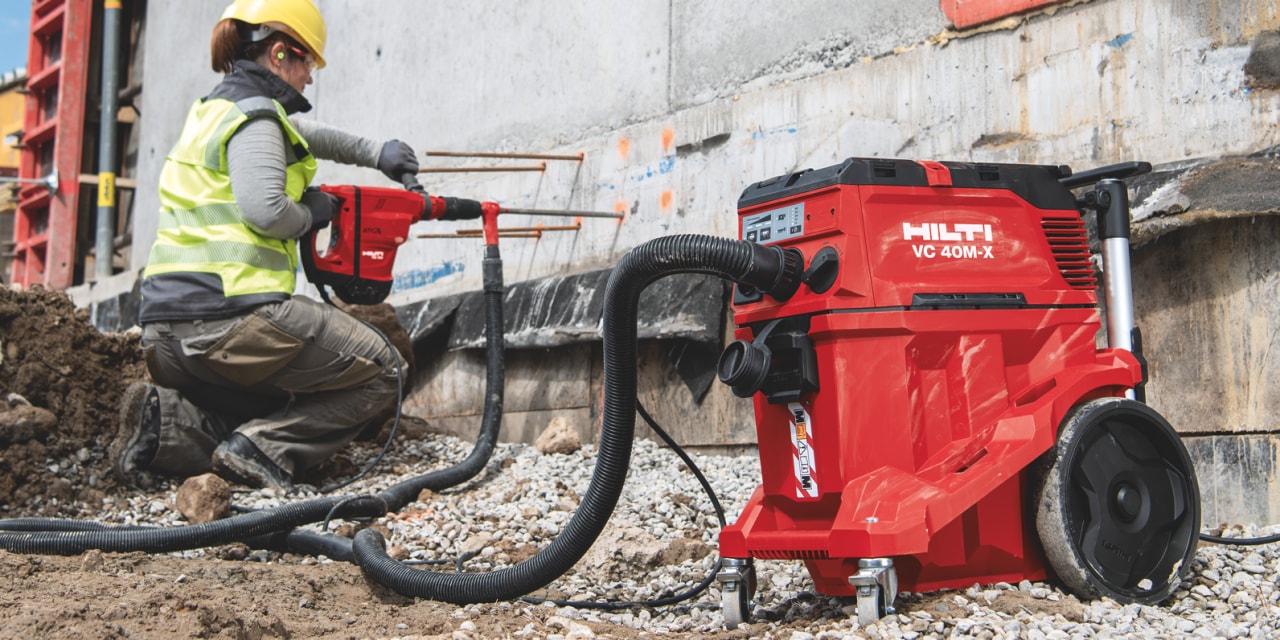 hilti dammsugare med en som borrar i bakgrunden