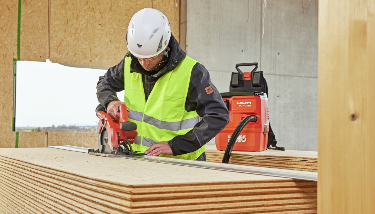 byggarbetare som bearbetar trä med Hilti-verktyg 