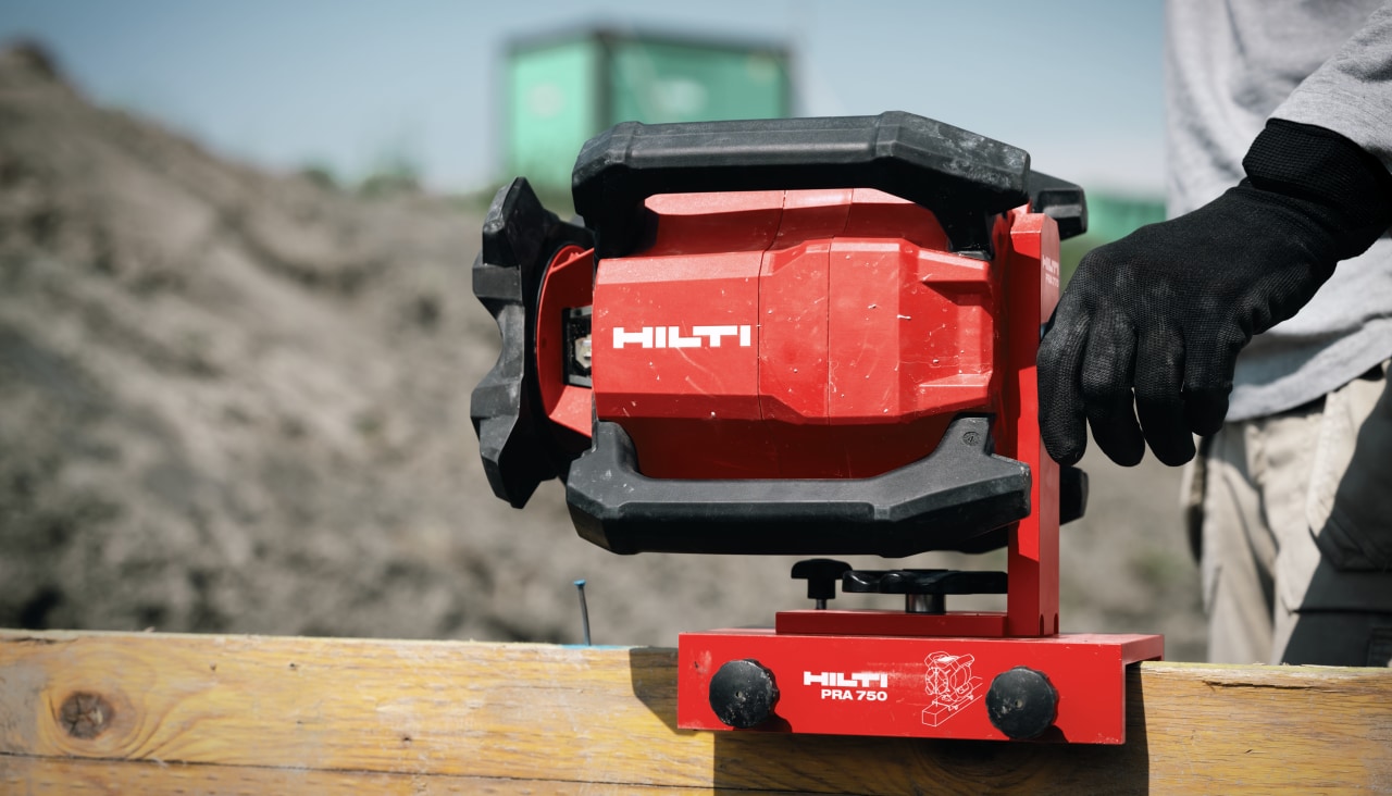 Hilti röd rotationslaser monterad på ett staket