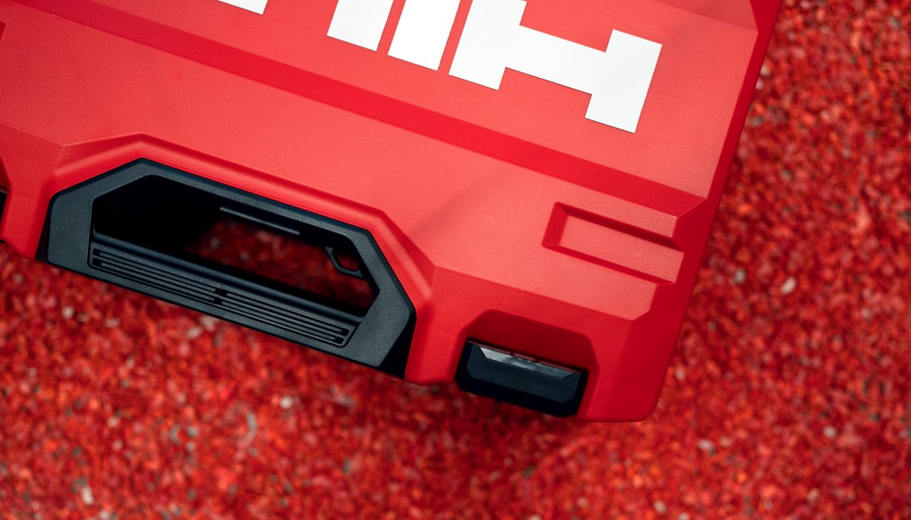 Hilti låda på röd mark