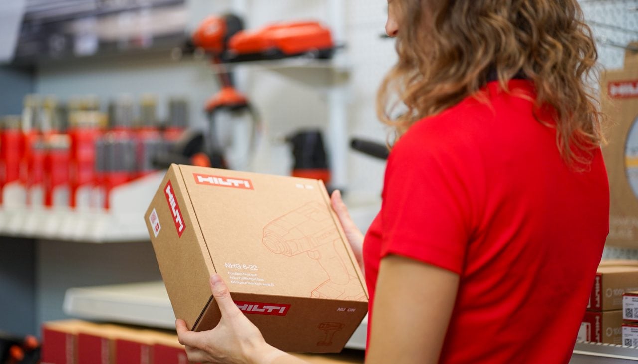 Tjej i röd t-shirt håller ett paket