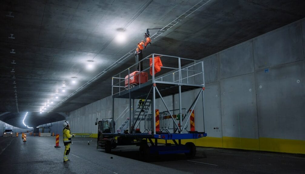 Borra med robot i vägtunnel