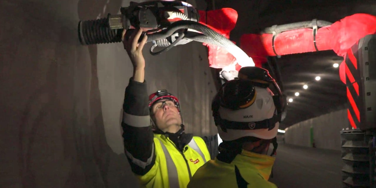 Arbetare gör tillpassningar till Jaibot vid borrning i betong