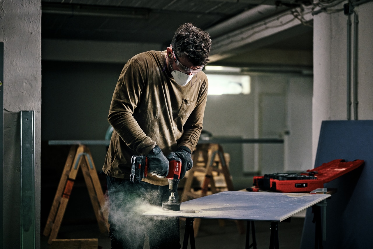 snickare med borrmaskin