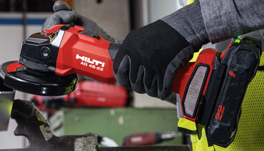 Närbild handhållen röd Hilti AG 4S-22 vinkelslip