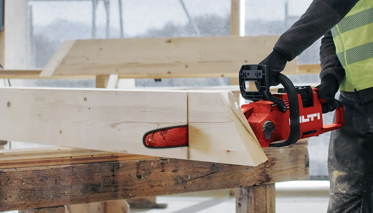 sågar massivträ med motorsåg för träbyggnation