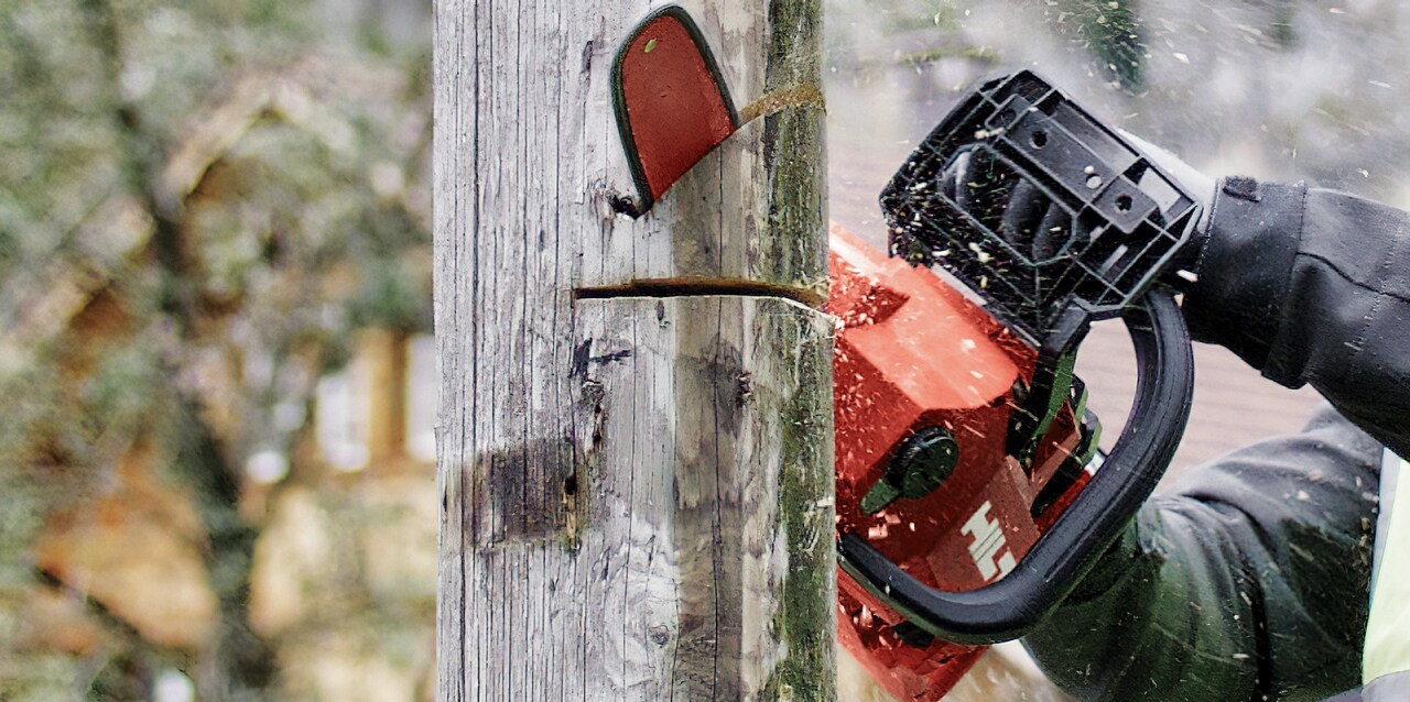 Sågning av trästolpe