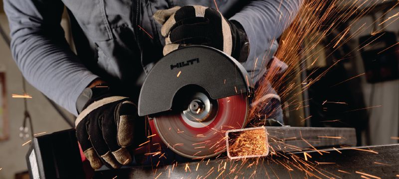 AG 150-A36 Batteridriven vinkelslip Kraftfull batteridriven vinkelslip 36 V med borstlös motor som kapar och slipar med skivor upp till 150 mm i diameter Användningsområden 1