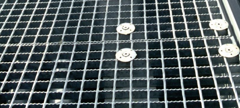 X-FCM-R Hylsbricka (rostfritt stål) Hylsbricka i rostfritt stål för fastsättning av golvgaller med gängbultar i högkorrosiva miljöer Användningsområden 1
