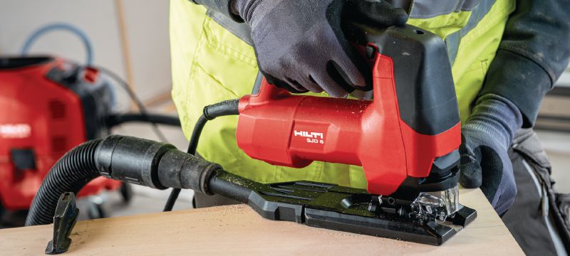 SJD 6 Sticksåg med D-handtag Sticksåg med pendelfunktion 850 W med topphandtag, gjord för att göra kraftfull, snabb, konturssågning bekvämare Användningsområden 1