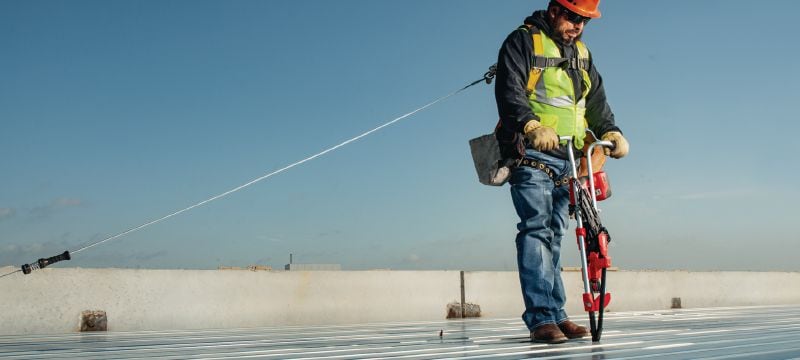 S-MD/MS M Självborrande överlappsskruv för golvinstallation med SDT 9 Bandad överlappskruv för användning med SDT 9 takmoppe för överlapp och regelmontage vid golvinstallation Användningsområden 1