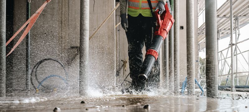 NBL 6-22 Sladdlös fläkt Kraftfull lövblås på arbetsplatsen för att rensa bort skräp på arbetsplatsen och förbereda arbetsytor (Nurons batteriplattform) Användningsområden 1
