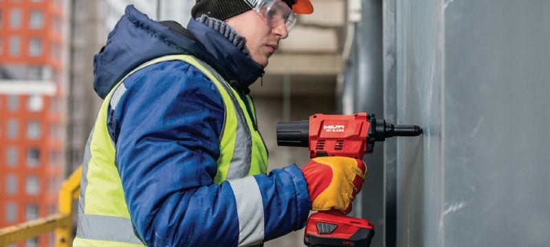 RT 6-A22 Batteridriven popnitpistol Batteridriven popnitmaskin på 22 V som drivs med Li-ion-batterier för installationsarbeten och industriell tillverkning med nitar upp till 4,8 mm i diameter (upp till 5,0 mm för aluminiumnitar) Användningsområden 1