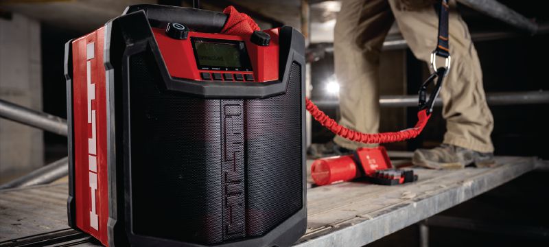 R 6-22 Byggradio Batteridriven bärbar arbetsplatsradio med upp till 22 timmars uppspelning per laddning och extra hållbarhet för användning på byggarbetsplatser (Nuron Li-ion Platform) Användningsområden 1